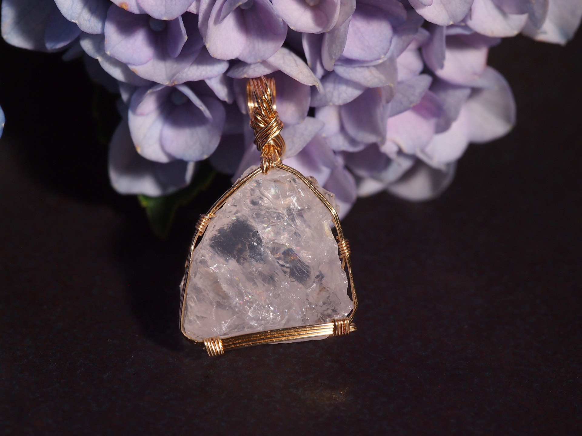 小さな国産ローズクォーツ原石の女神巻き®ペンダントトップ