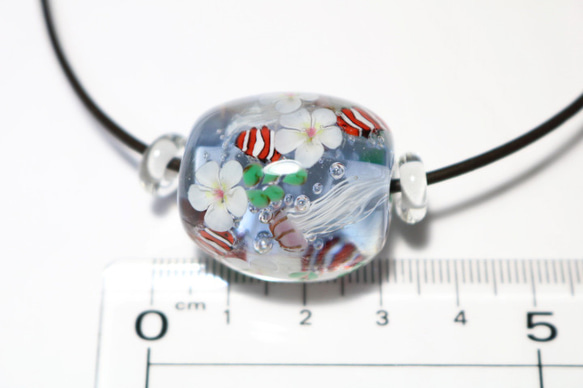プルメリア・カクレクマノミとクラゲのとんぼ玉（ガラス玉） 7枚目の画像