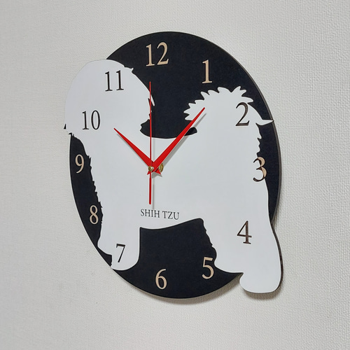 名前入れ】ワンちゃん はみ出し壁掛け時計 シーズー 白 静音壁掛け時計