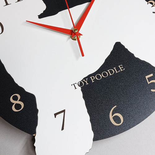 名前入れ】ワンちゃん はみ出し壁掛け時計 トイプードル 白 静音壁掛け