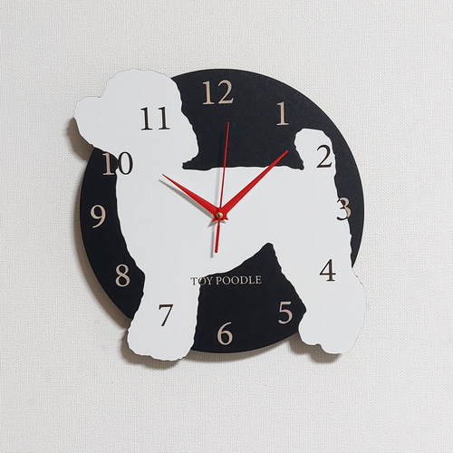 名前入れ】ワンちゃん はみ出し壁掛け時計 トイプードル 白 静音壁掛け