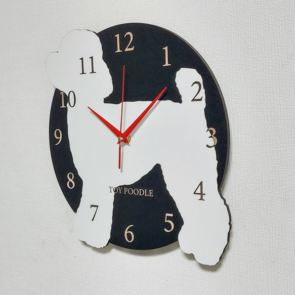【名前入れ】ワンちゃん はみ出し壁掛け時計 トイプードル　白  静音壁掛け時計 5枚目の画像