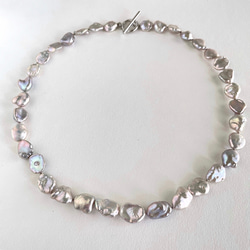 可愛不規則形狀銀色淡水罌粟巴洛克珍珠項圈 第3張的照片