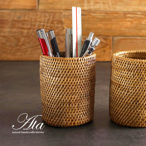 小物収納 樽型 木製 （ 天然木 小物入れ 卓上 収納 収納ケース ペン立て カトラリースタンド 箸立て 木製小物 アジアン雑貨 眼鏡 文房具 ペン  ツールスタンド 天然素材 おしゃれ キッチン インテリア 雑貨 ディスプレイ ）:リビングート JRE MALL店通販｜JRE MALL ... ペン立て ペン置き ペン入れ 小物入れ かわいい 手作り 収納ケース 藤編み 収納ケース 箸 スプーン かご 鉛筆 文具ホルダー 卓