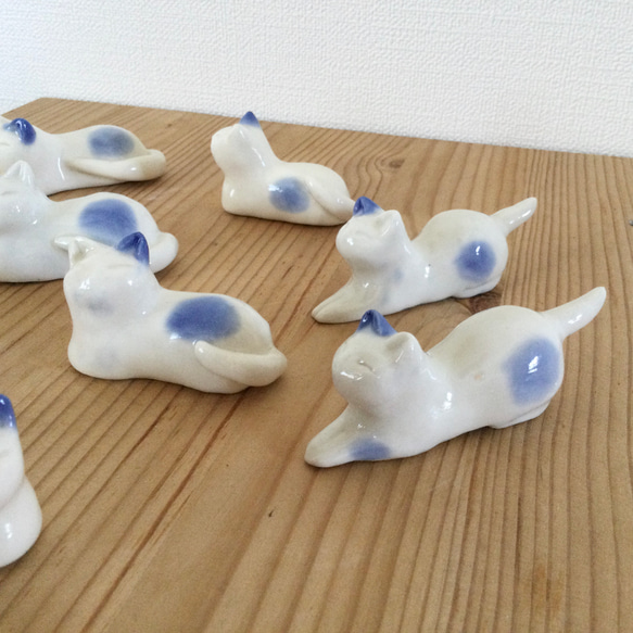 陶器の小さな猫たち(青ぶち) 3枚目の画像