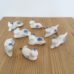 陶器の小さな猫たち(青ぶち) 2枚目の画像
