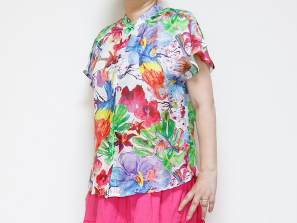 彩色鸚鵡印花法式袖 光滑透明材質，適合夏季穿搭 ◎ 一件就夠了！ 第2張的照片