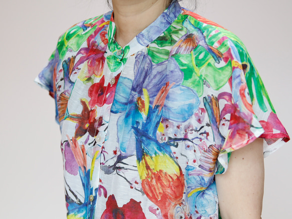 彩色鸚鵡印花法式袖 光滑透明材質，適合夏季穿搭 ◎ 一件就夠了！ 第9張的照片
