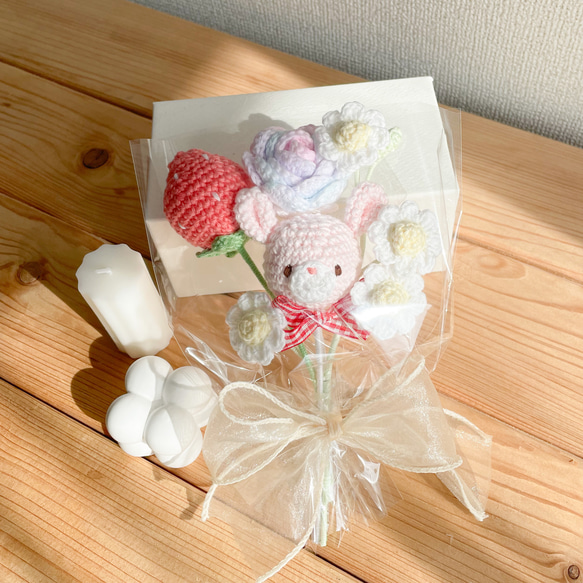 ギフトにも！いちごとうさぎのミニブーケ