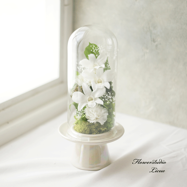 【仏花】　カーネーションとデンファレのガラスドーム入り仏花（白）　全てプリザーブドフラワーを使用しています。