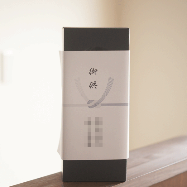 【仏花】　カーネーションとデンファレのガラスドーム入り仏花（白）　全てプリザーブドフラワーを使用しています。