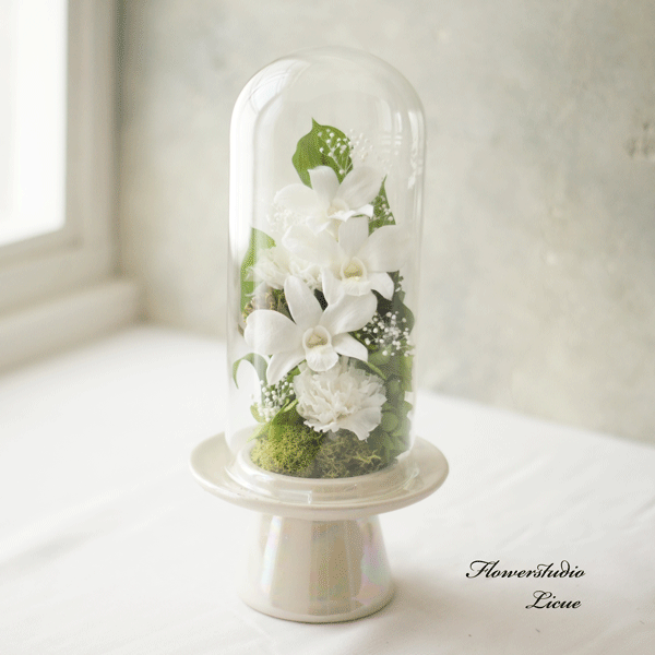【仏花】　カーネーションとデンファレのガラスドーム入り仏花（白）　全てプリザーブドフラワーを使用しています。