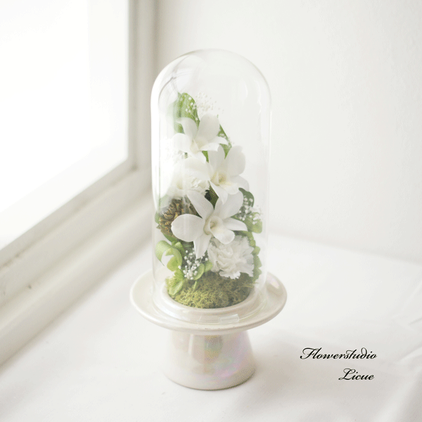 【仏花】　カーネーションとデンファレのガラスドーム入り仏花（白）　全てプリザーブドフラワーを使用しています。