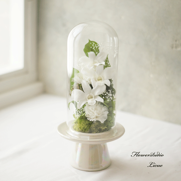 【仏花】　カーネーションとデンファレのガラスドーム入り仏花（白）　全てプリザーブドフラワーを使用しています。