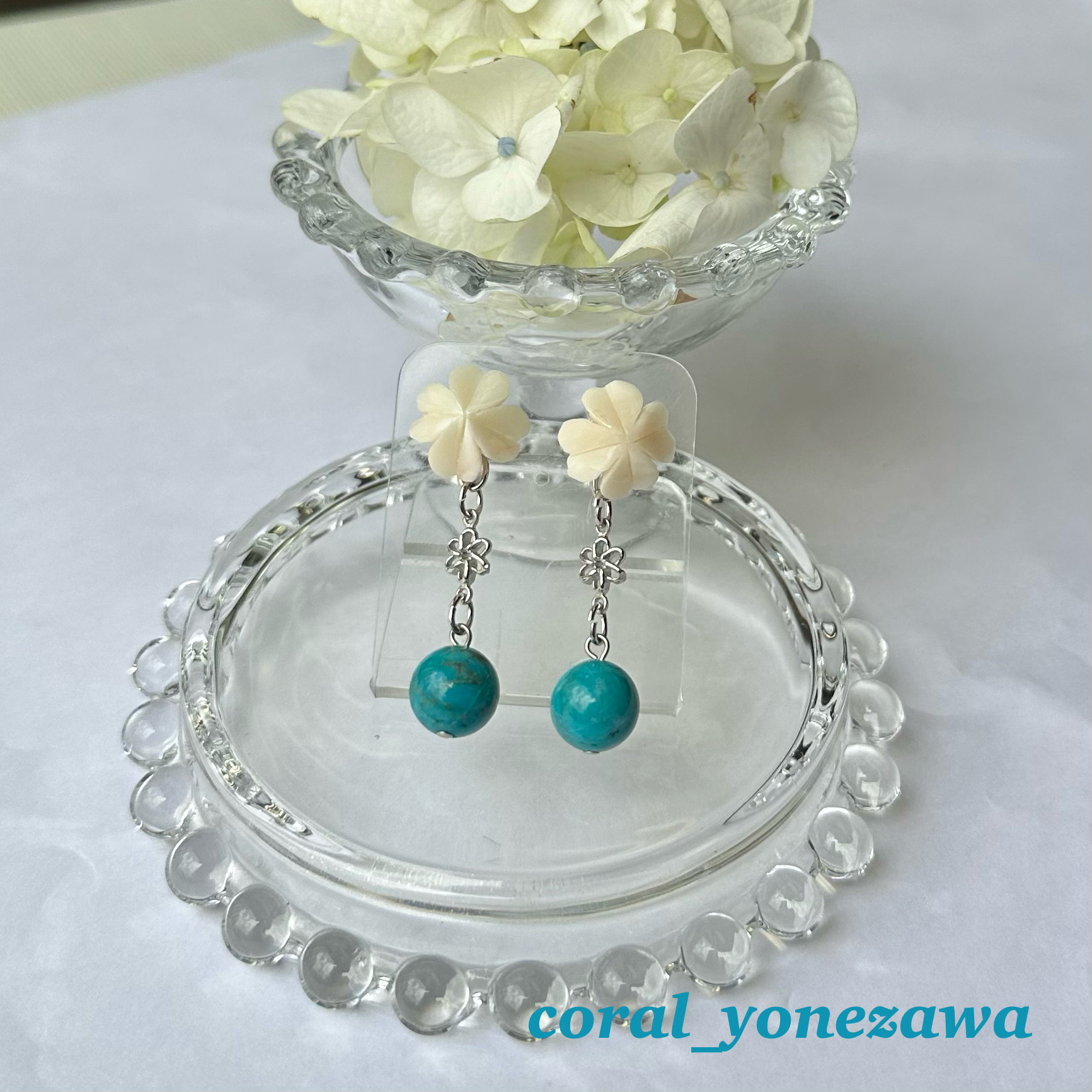 白珊瑚でクローバー・爽やか夏色ターコイズのピアス　R50704Y1