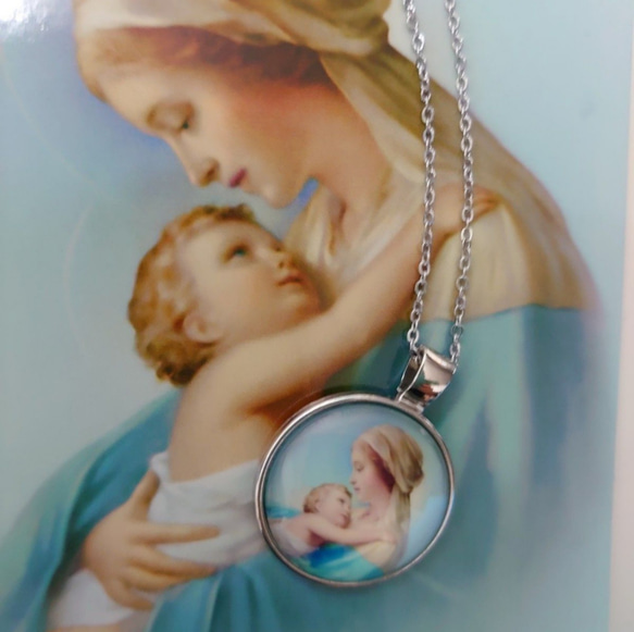 ガラスの聖母マリア 美しい聖母子 シルバーカラー ロザリオお守りネックレス 御守りペンダント 3枚目の画像