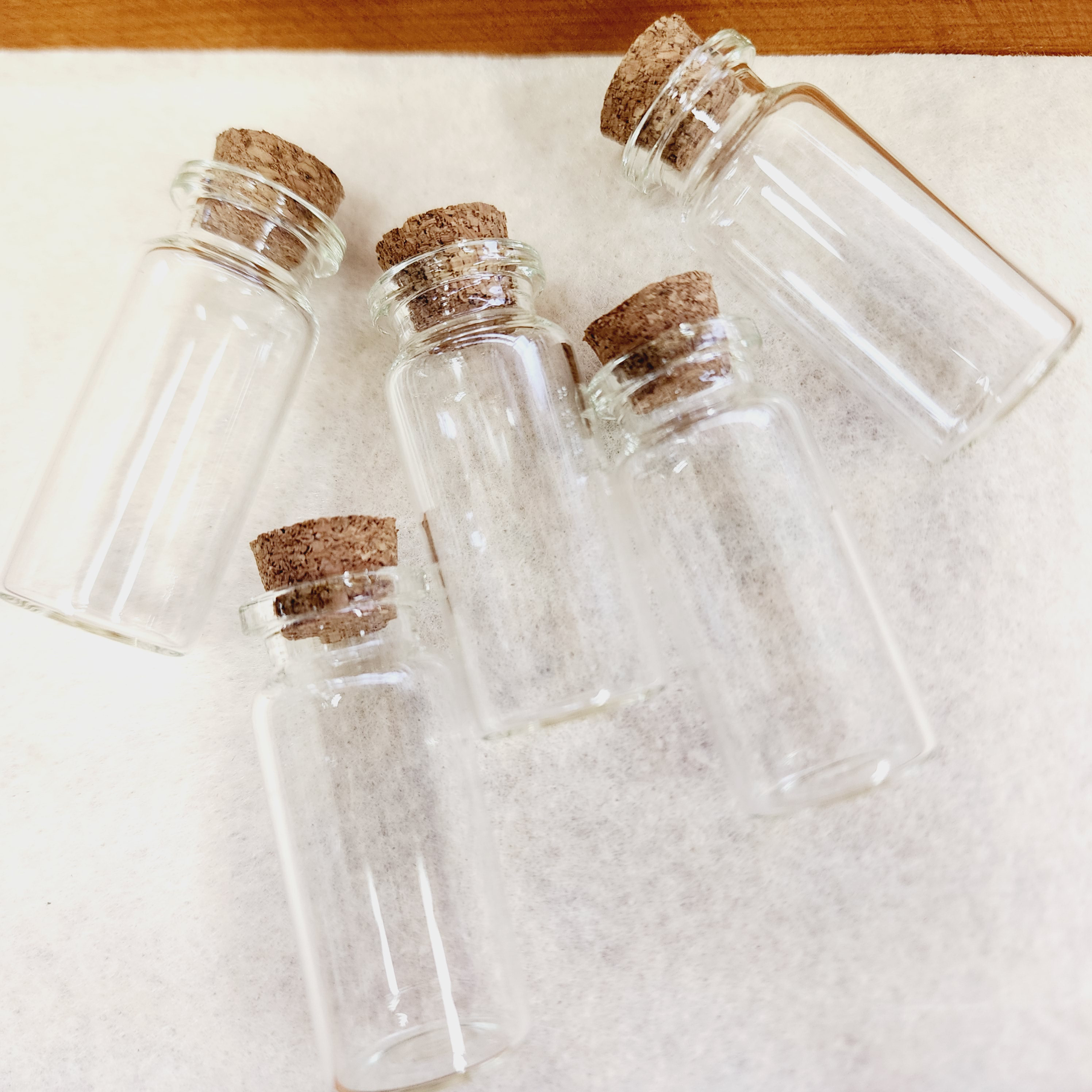 【1本】真ん中手彫りガラスボトルセット透明なミニボトル飲料香水ガラス素材 香水 瓶 ボトル「キューブ」ミニ ガラス瓶 アトマイザー 小瓶