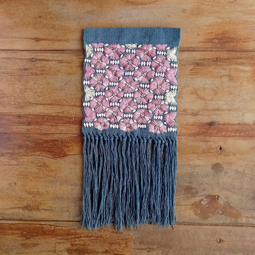 セール]草木染めの手刺繍タペストリー / 藍グレー×ピンク刺繍 / 手織り 