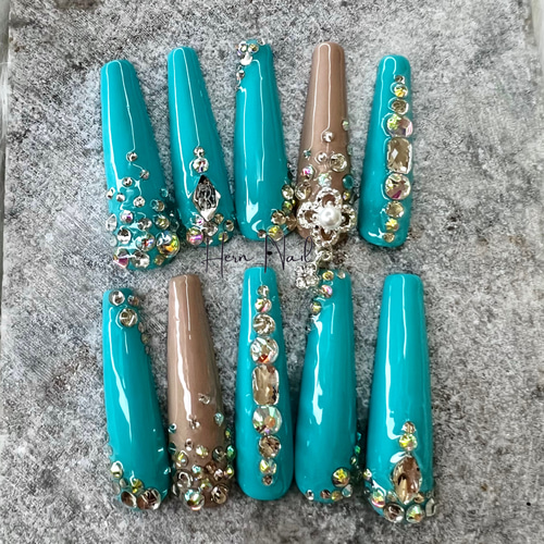 チップ種類、カラー変更可能》ターコイズブルーベージュストーンアート  