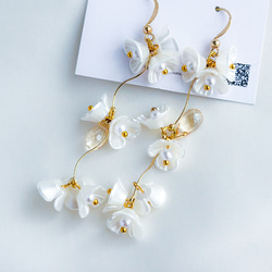 小ぶりなホワイフラワーが連なり優雅に揺れるピアス/イヤリング