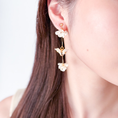 小ぶりなホワイフラワーが連なり優雅に揺れるピアス/イヤリング