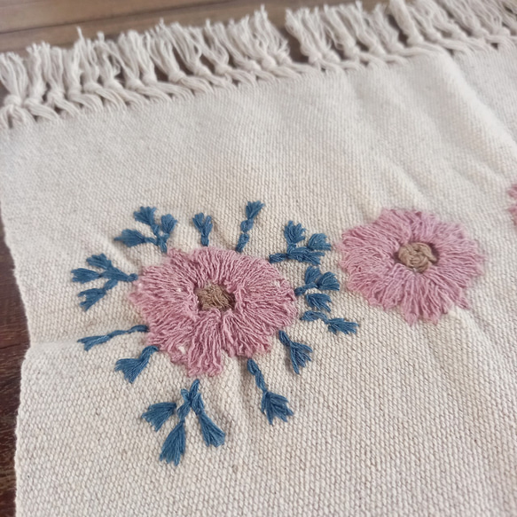 [セール]草木染めの手刺繍クロス / 棚飾り, 敷物, インテリア/手織りコットン / ピンクとブラウンの花、藍色の葉 4枚目の画像