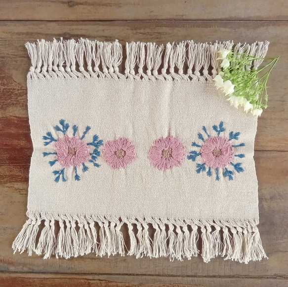 [セール]草木染めの手刺繍クロス / 棚飾り, 敷物, インテリア/手織りコットン / ピンクとブラウンの花、藍色の葉 1枚目の画像