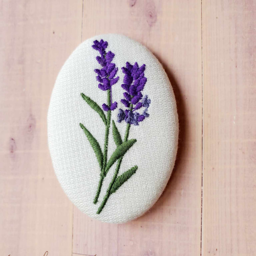 受注制作】ラベンダーを刺繍したくるみボタンブローチ ブローチ
