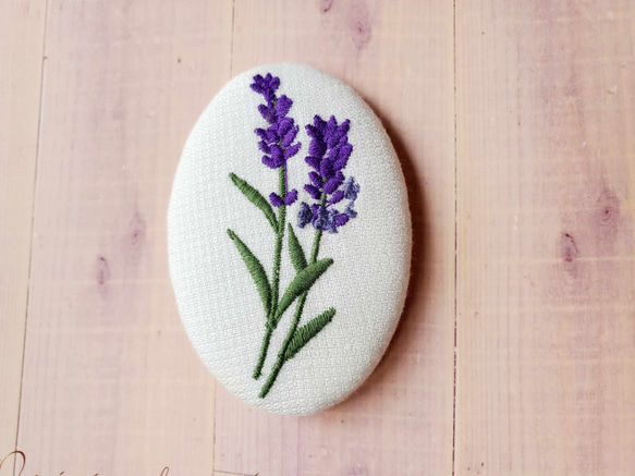 受注制作】ラベンダーを刺繍したくるみボタンブローチ ブローチ