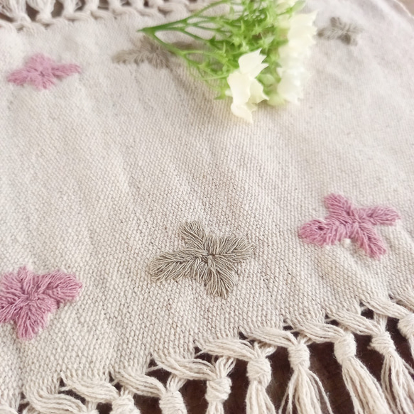 [セール]草木染めの手刺繍クロス / 棚飾り, 敷物, インテリア/手織りコットン / ピンクとモスグリーンの小花 3枚目の画像