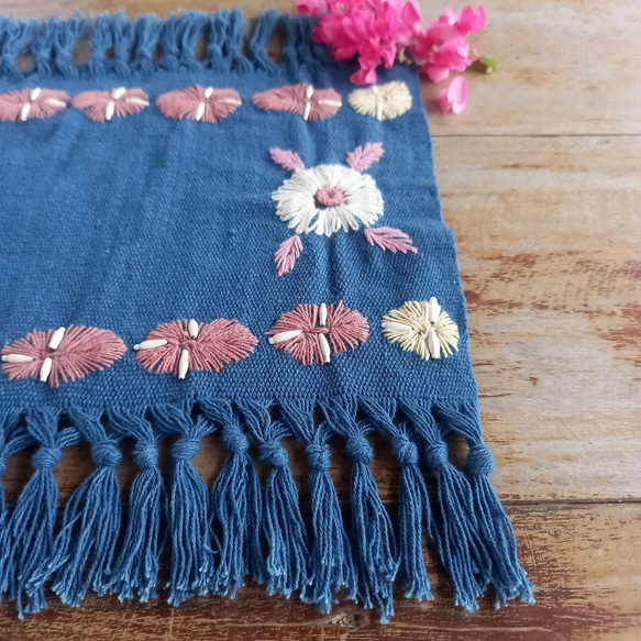 [セール]草木染めの手刺繍クロス 藍 /棚飾り, 敷物, インテリア/手織りコットン/ 3色の綿糸とジュズダマの花 5枚目の画像