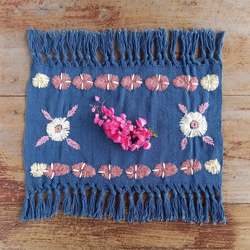 [セール]草木染めの手刺繍クロス 藍 /棚飾り, 敷物, インテリア/手織りコットン/ 3色の綿糸とジュズダマの花 1枚目の画像