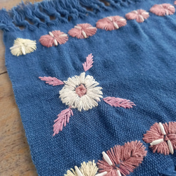 [セール]草木染めの手刺繍クロス 藍 /棚飾り, 敷物, インテリア/手織りコットン/ 3色の綿糸とジュズダマの花 4枚目の画像