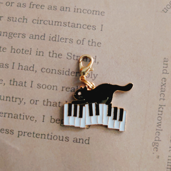 【限定2点】鍵盤の上のネコちゃんのファスナーチャーム 送料無料 黒猫 ピアノ 1枚目の画像