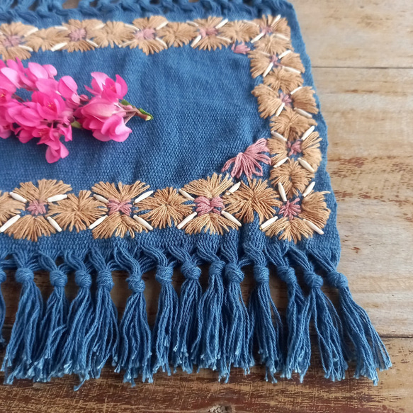 [セール]草木染めの手刺繍クロス 藍 /棚飾り, 敷物, インテリア/手織りコットン/ 2色の綿糸とジュズダマの花 5枚目の画像
