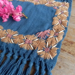 [セール]草木染めの手刺繍クロス 藍 /棚飾り, 敷物, インテリア/手織りコットン/ 2色の綿糸とジュズダマの花 3枚目の画像