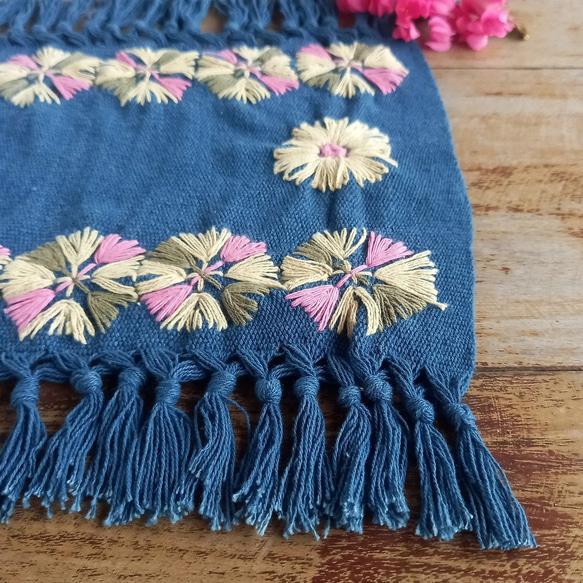 [セール]草木染めの手刺繍クロス 藍 /棚飾り, 敷物, インテリア/手織りコットン/黄色・ピンク・モスグリーンの花 5枚目の画像