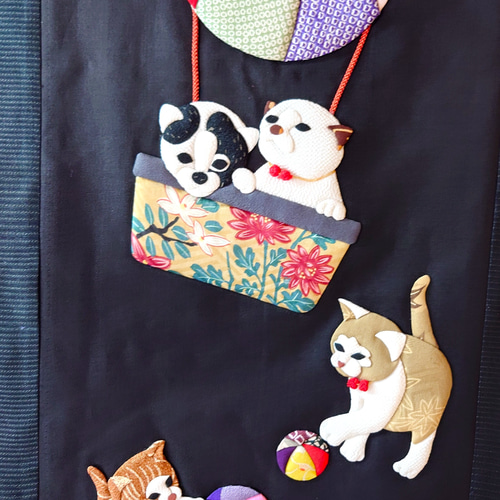 気球に乗った猫の壁掛けオブジェ【ハンドメイド 陶土]猫と文鳥と椿の壁掛け[陶器 オブジェ] 立体・オブジェ