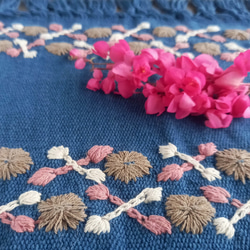 [セール]草木染めの手刺繍クロス 藍 /棚飾り, 敷物, インテリア/手織りコットン / ブラウンの小花、2色のクロス 4枚目の画像