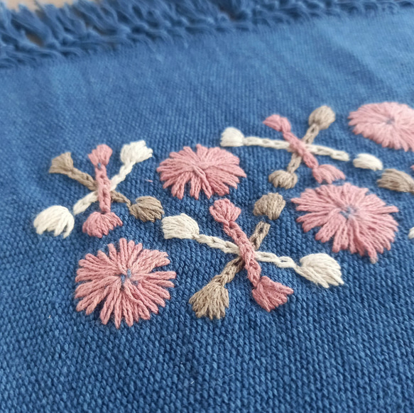 [セール]草木染めの手刺繍クロス 藍 /棚飾り, 敷物, インテリア/手織りコットン / くすみピンクの花、3色のクロス 4枚目の画像