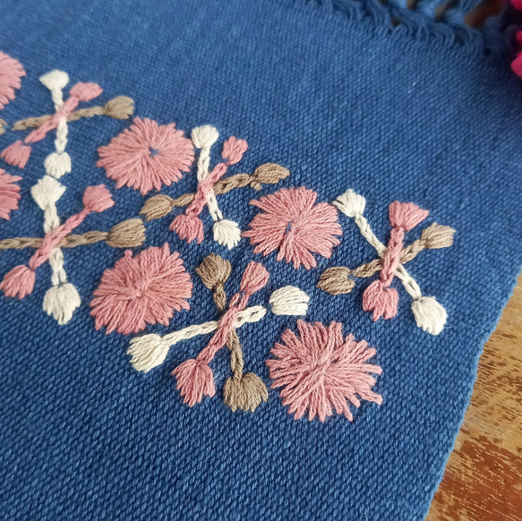 [セール]草木染めの手刺繍クロス 藍 /棚飾り, 敷物, インテリア/手織りコットン / くすみピンクの花、3色のクロス 3枚目の画像