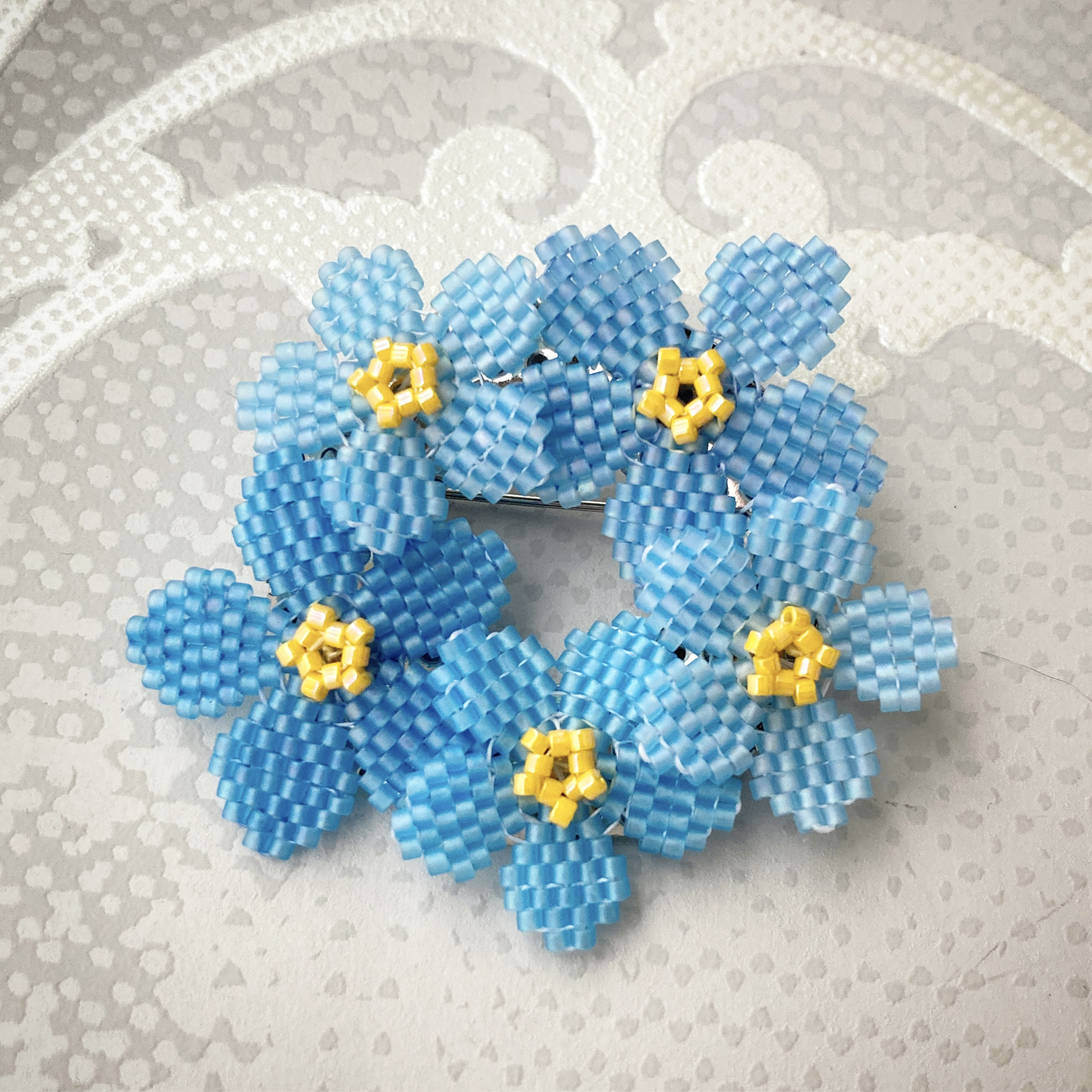 シェイプドステッチで作る＊忘れな草のリースブローチのキット