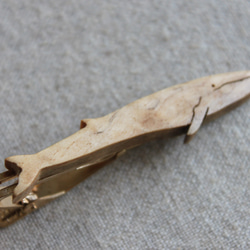 シロナガスクジラ木製ネクタイピン 3枚目の画像