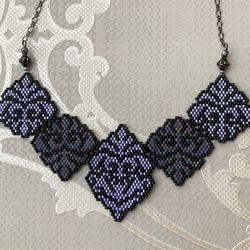 シェイプドステッチで作る＊ダマスクモチーフのネックレス(黒×紫) 2枚目の画像