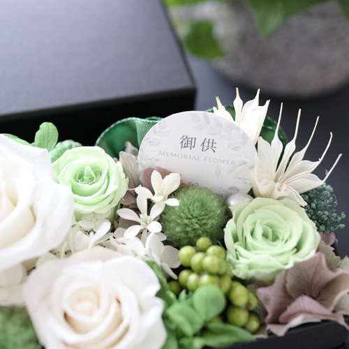 仏花　お供え花　造花　白薔薇　アレンジ ホワイトローズとグリーンの和モダンなお供えボックスアレンジ｜仏花