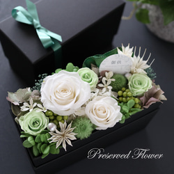 ホワイトローズとグリーンの和モダンなお供えボックスアレンジ｜仏花