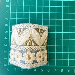 インド刺繍チュールリボン　ポニーフック　ヘアカフ お花刺繍 フラワー刺繍 くすみブルー 4枚目の画像