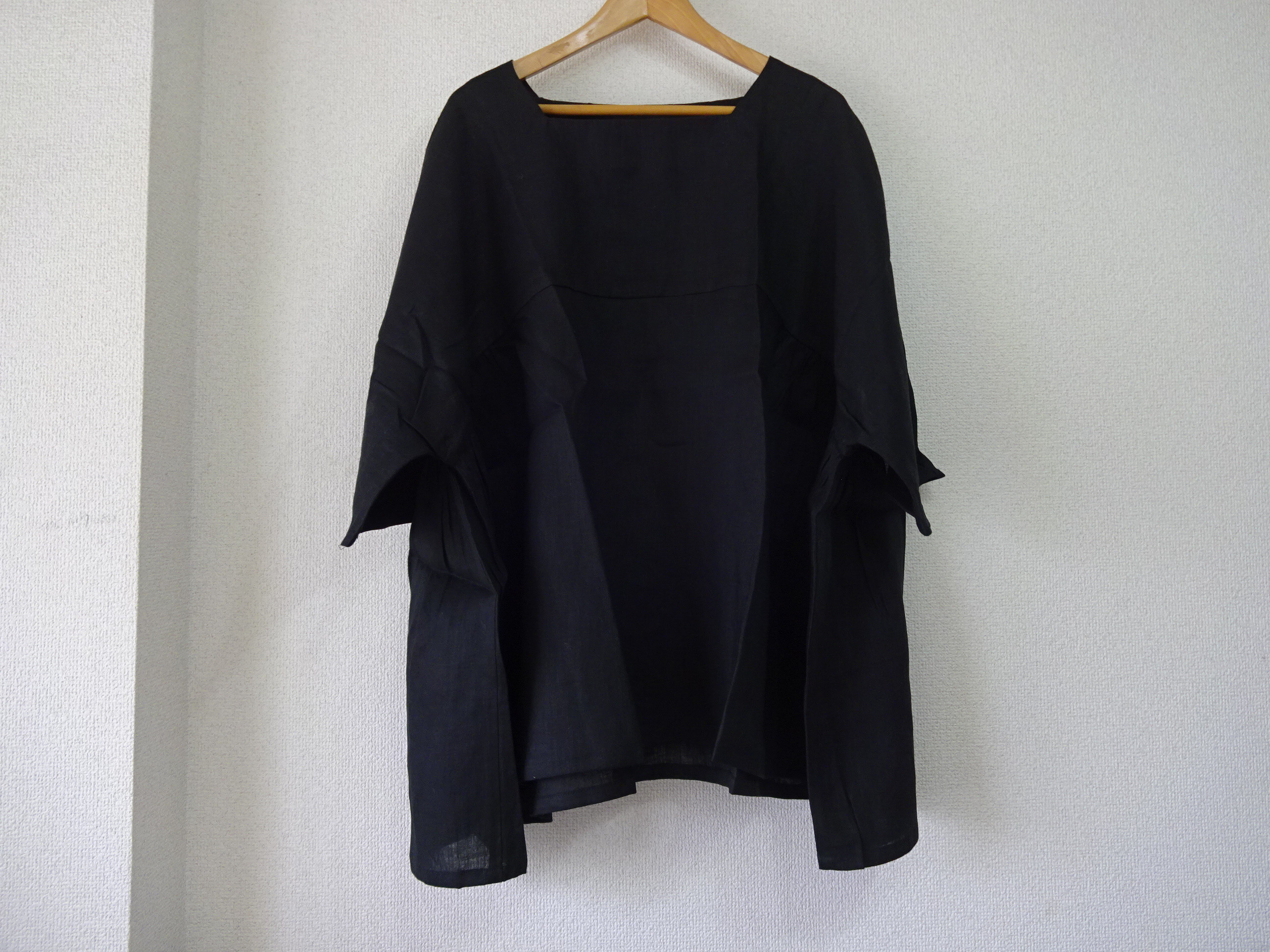 en-enリネン身幅たっぷりスクエアネック・サイドギャザー・丈短め・黒