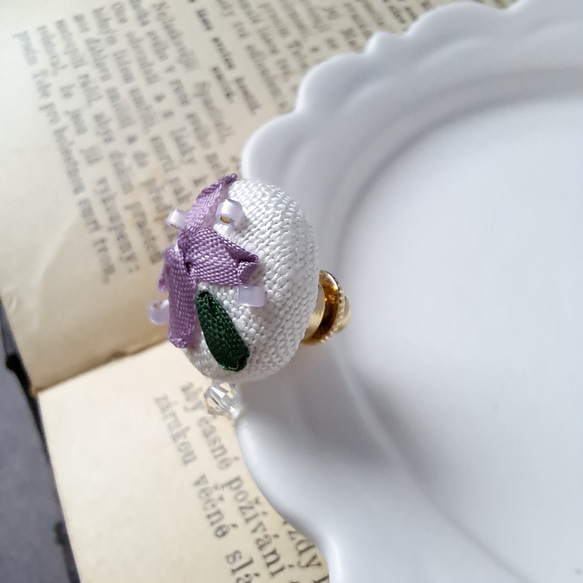 ささやかな華やぎ　雨上がりの紫陽花刺繍　くるみボタン　タックピン 3枚目の画像