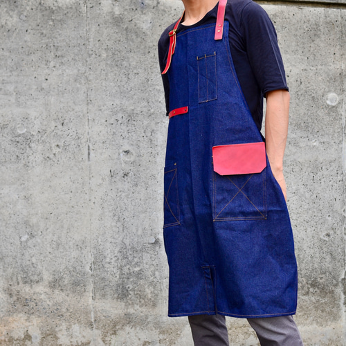 ハンドメイド　エプロン　真です。 ハンドメイド作家にふさわしい、デニムと赤のヌメ革のワーク